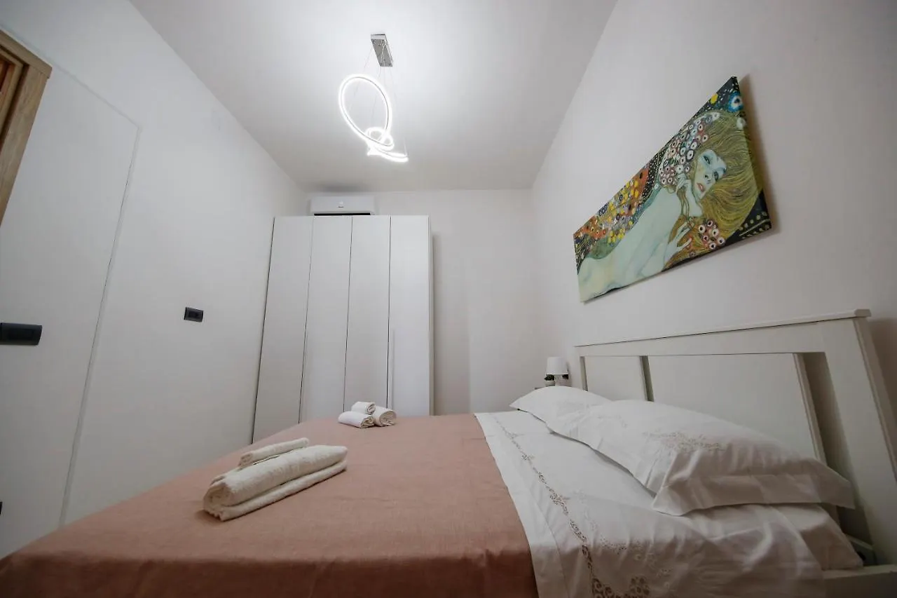 Apartament The Door Saturday Neapol